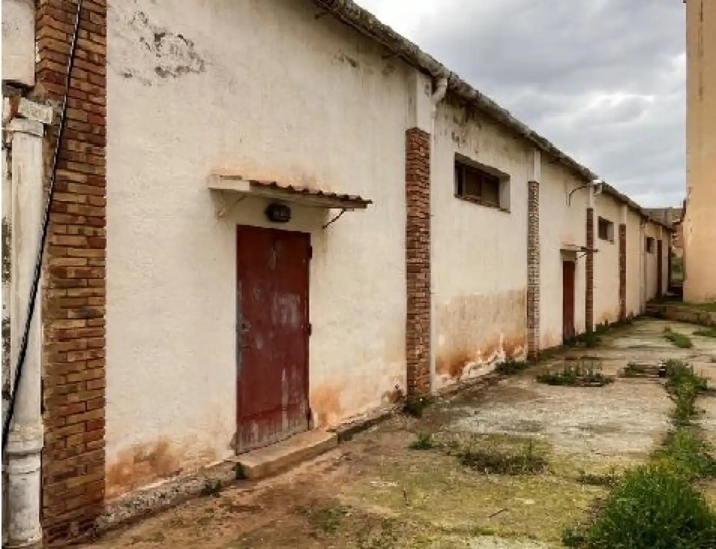 Außenansicht von Fabrikhallen zur Miete in Masllorenç