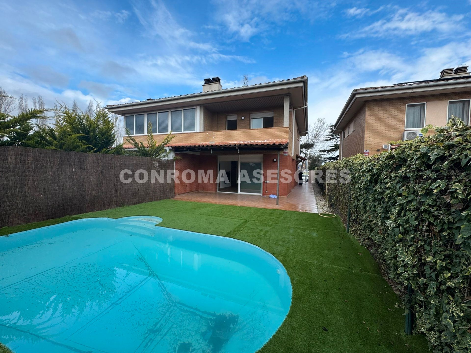 Außenansicht von Einfamilien-Reihenhaus zum Verkauf in Tordera mit Heizung, Privatgarten und Parkett