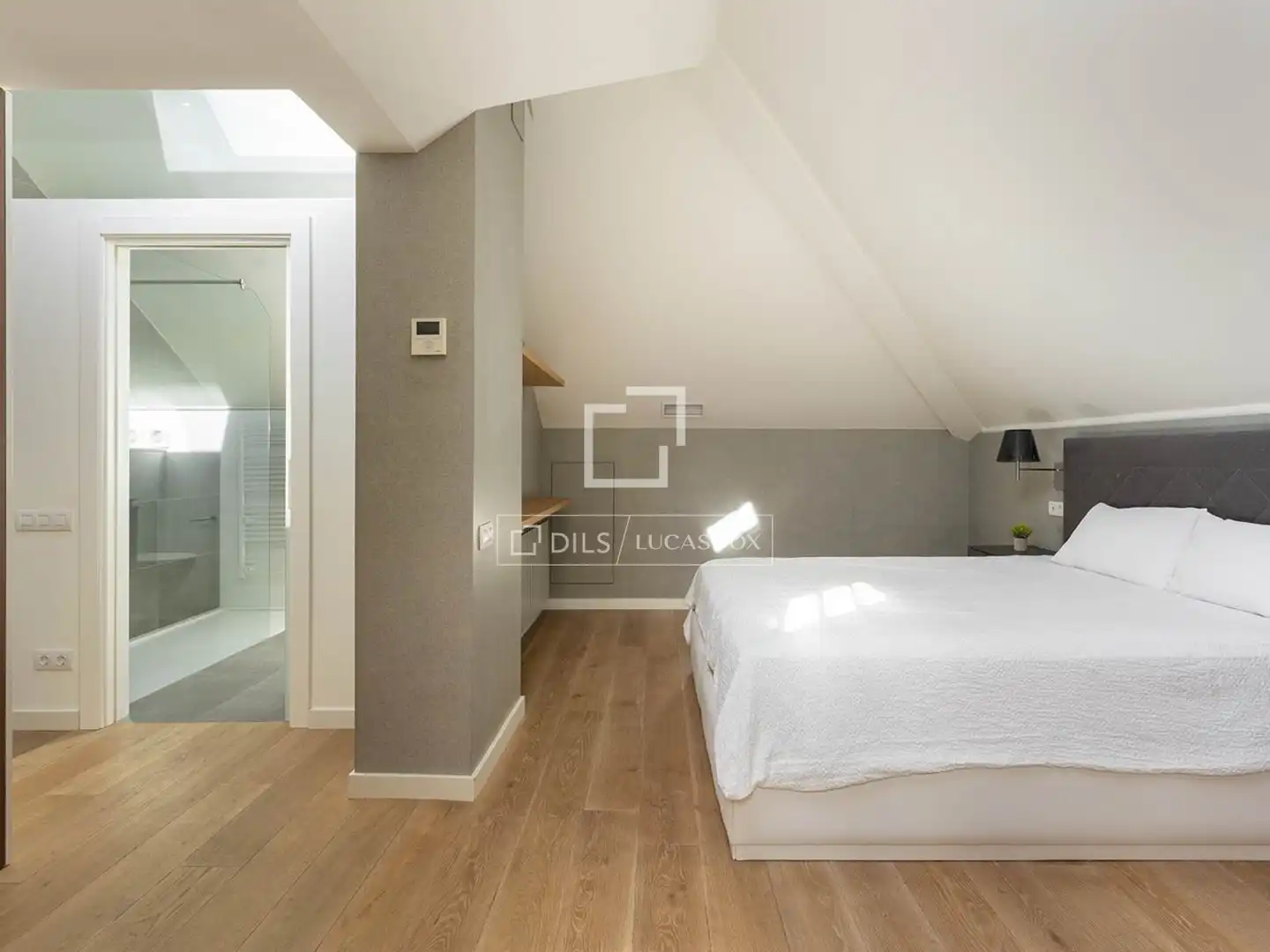 Schlafzimmer von Wohnung zum Verkauf in Barcelona mit Klimaanlage und Terrasse