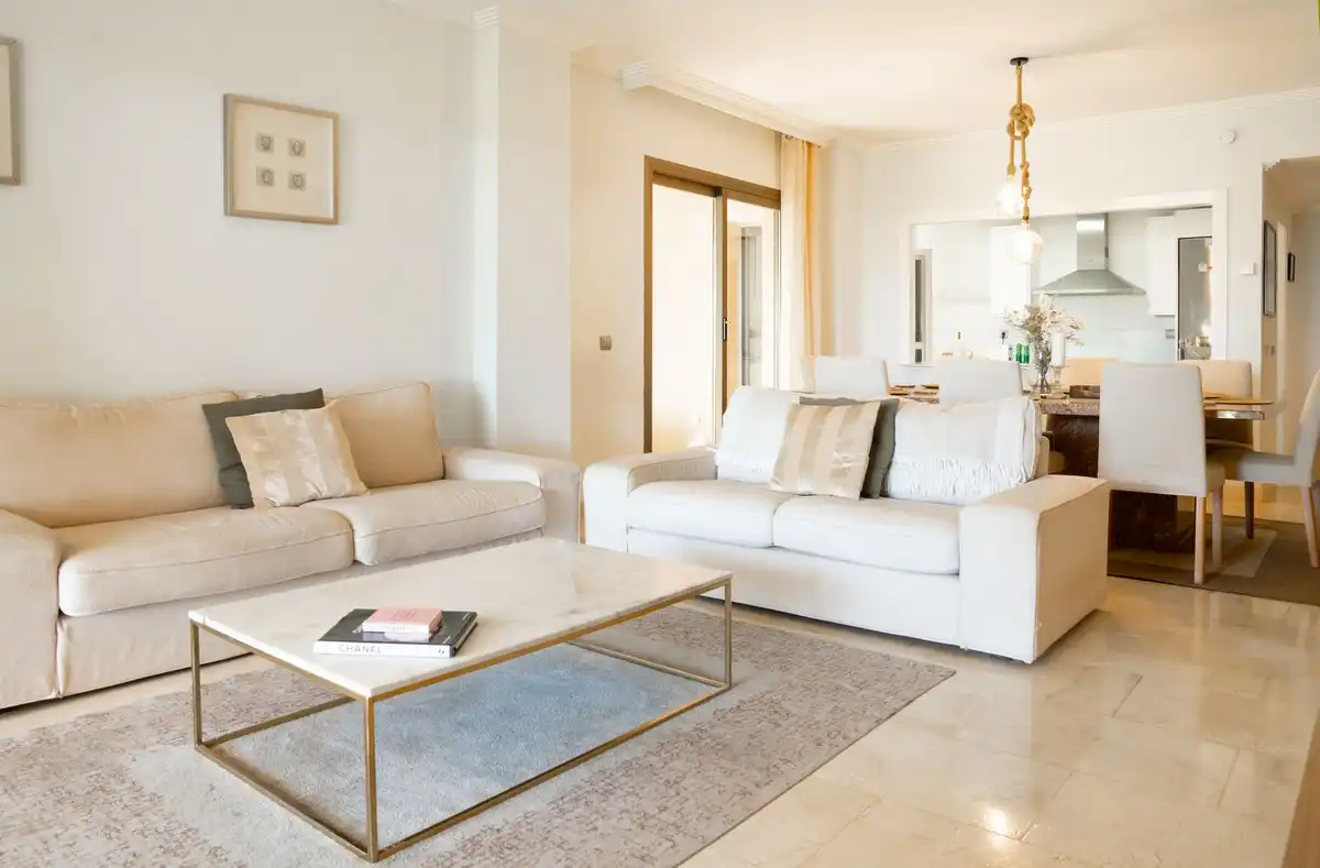 Sala d'estar de Planta baixa en venda en Benahavís amb Aire condicionat, Jardí privat i Terrassa