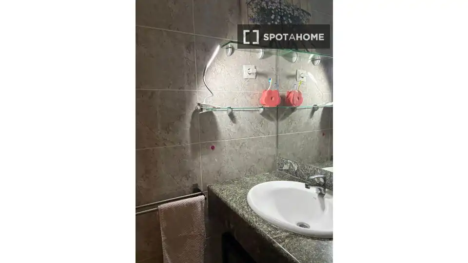 Bathroom of Flat for share in Sant Boi de Llobregat  with Air Conditioner, Heating and Furnished