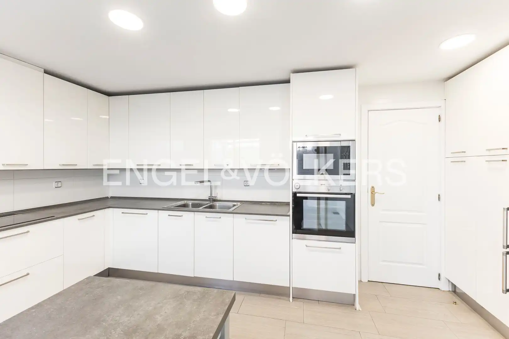 Cocina de Casa o chalet de alquiler en Madrid con Calefacción, Jardín privado y Terraza