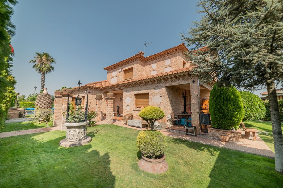 Exterior view of House or chalet for sale in Griñón  with Air Conditioner, Heating and Private garden