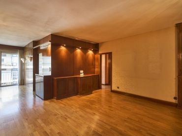 Pis amb balcó en venda a ARIBAU