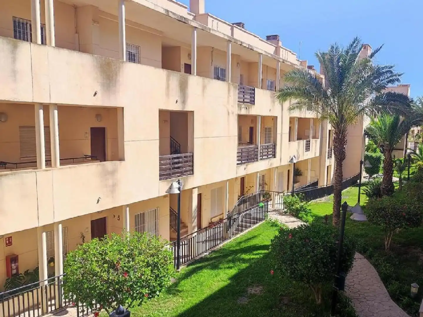 Vista exterior de Piso en venta en Almería con Trastero y Piscina comunitaria