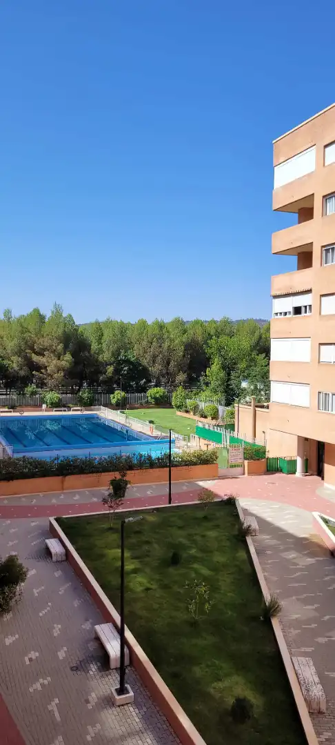 Piscina de Pis de lloguer en Cuenca amb Calefacció, Terrassa i Moblat