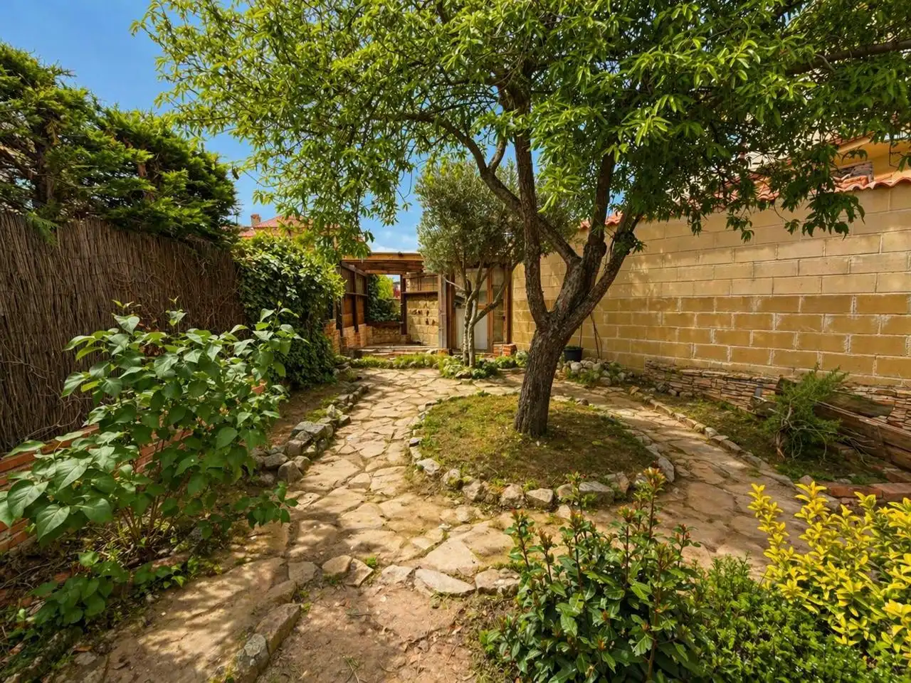Jardí de Casa adosada en venda en Palazuelos de Eresma amb Calefacció, Jardí privat i Terrassa