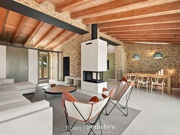 Casa rústica amb jardí en venda a Carrer Pirineus