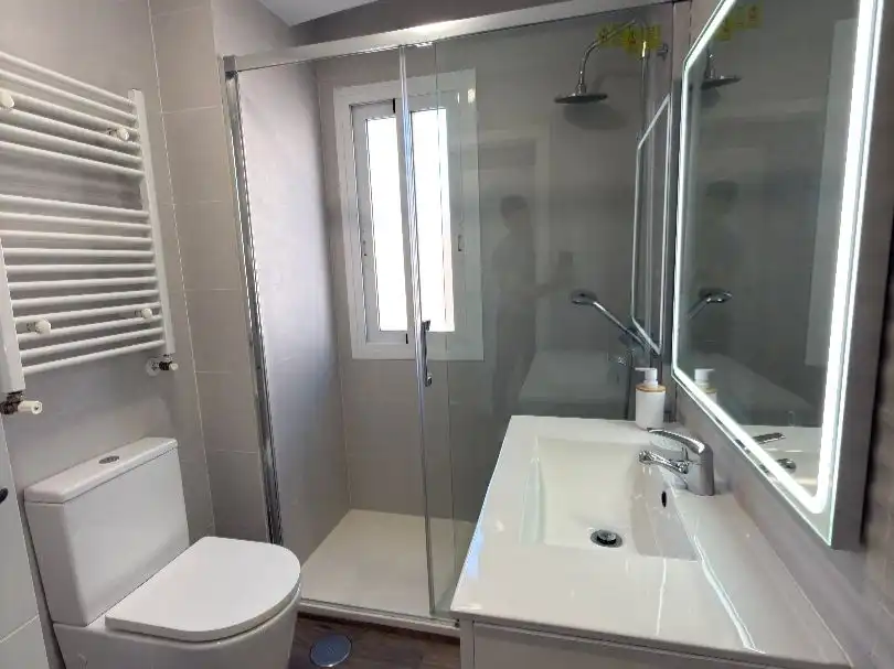 Badezimmer von Wohnung zur Miete in Alcalá de Henares mit Klimaanlage und Terrasse