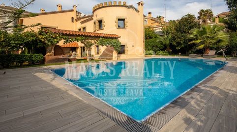 Villa de lujo andando playa Fenals con 6 dormitorios, piscina, garaje, parcela plana 887 m2!