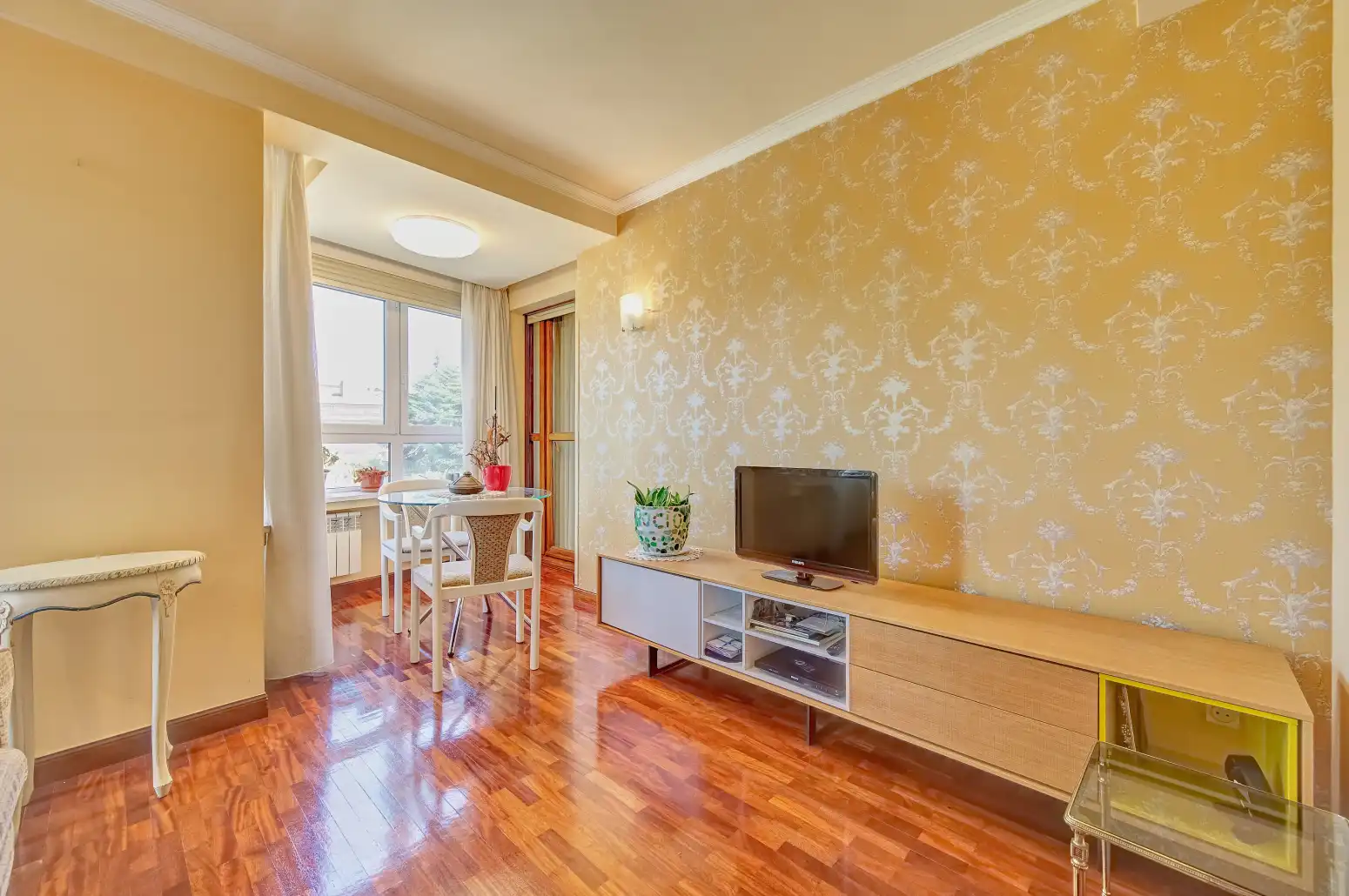 Sala d'estar de Pis en venda en  Pamplona / Iruña amb Calefacció, Parquet i Moblat