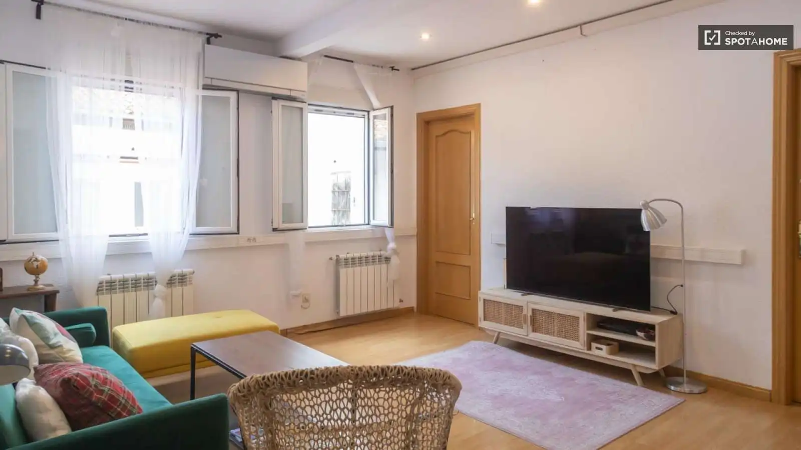 Sala de estar de Apartamento para compartir en  Madrid Capital con Aire acondicionado, Calefacción y Terraza