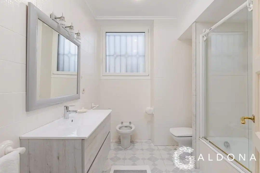 Bany de Casa o xalet en venda en Donostia - San Sebastián  amb Calefacció, Jardí privat i Terrassa