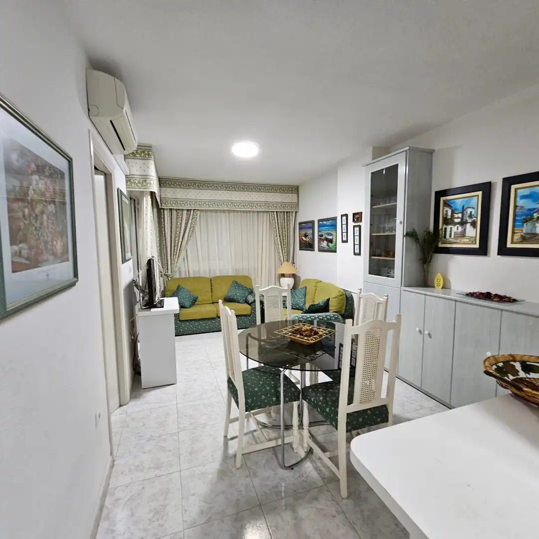Sala d'estar de Apartament de lloguer en La Manga del Mar Menor amb Aire condicionat, Moblat i Balcó