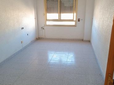 Piso con balcón en venta en Casco Urbano