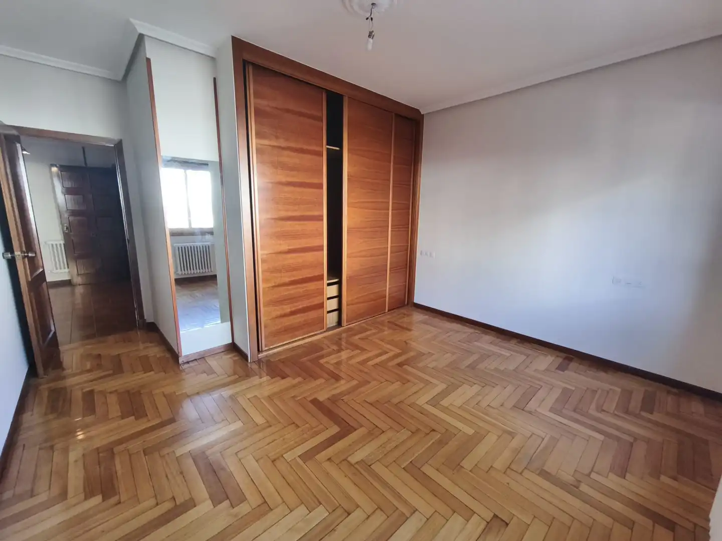Dormitori de Pis en venda en Ourense Capital  amb Calefacció, Parquet i Traster