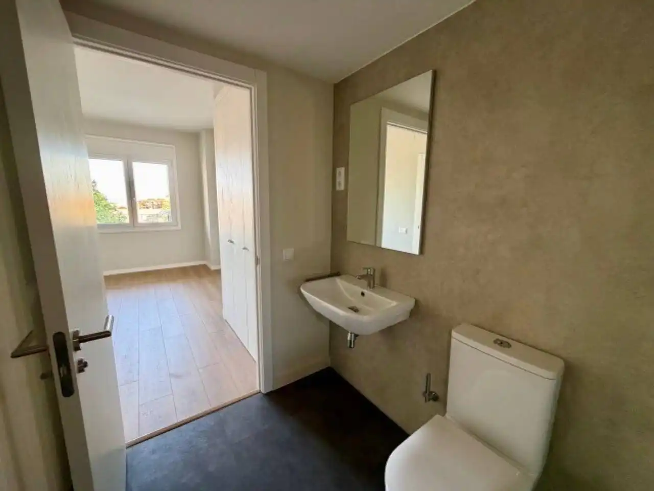 Bathroom of Flat for rent in Terrassa  with Air Conditioner, Heating and Parquet flooring
