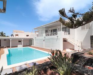 Vista exterior de Casa o xalet en venda en San Bartolomé amb Aire condicionat, Terrassa i Piscina