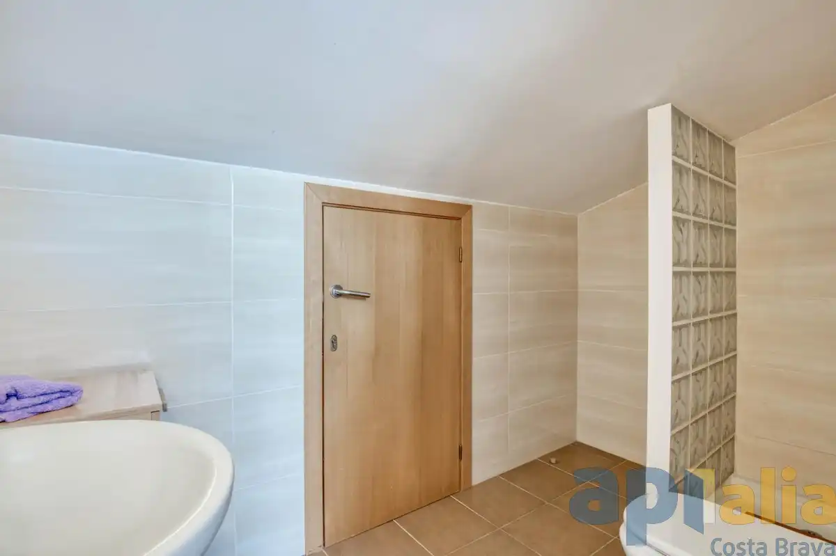 Bathroom of Attic for sale in Sant Feliu de Guíxols  with Terrace and Community pool