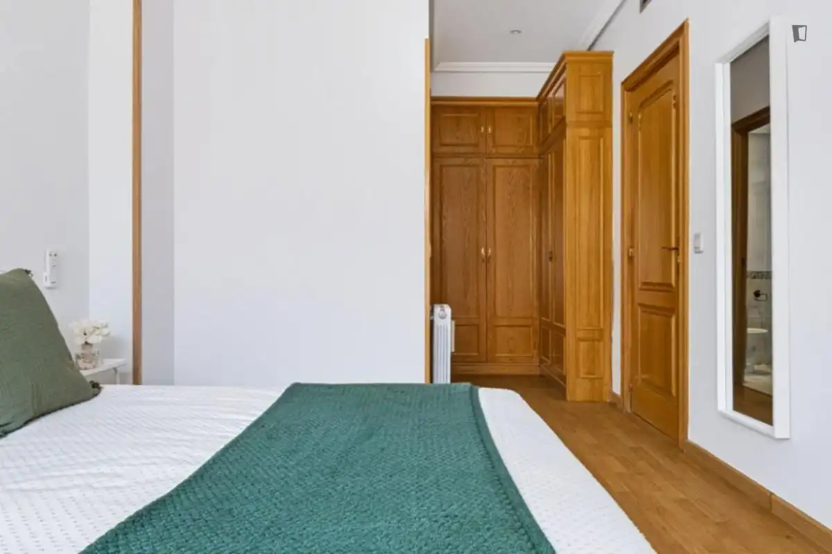 Dormitori de Casa o xalet per a compartir en Madrid amb Calefacció, Moblat i Forn
