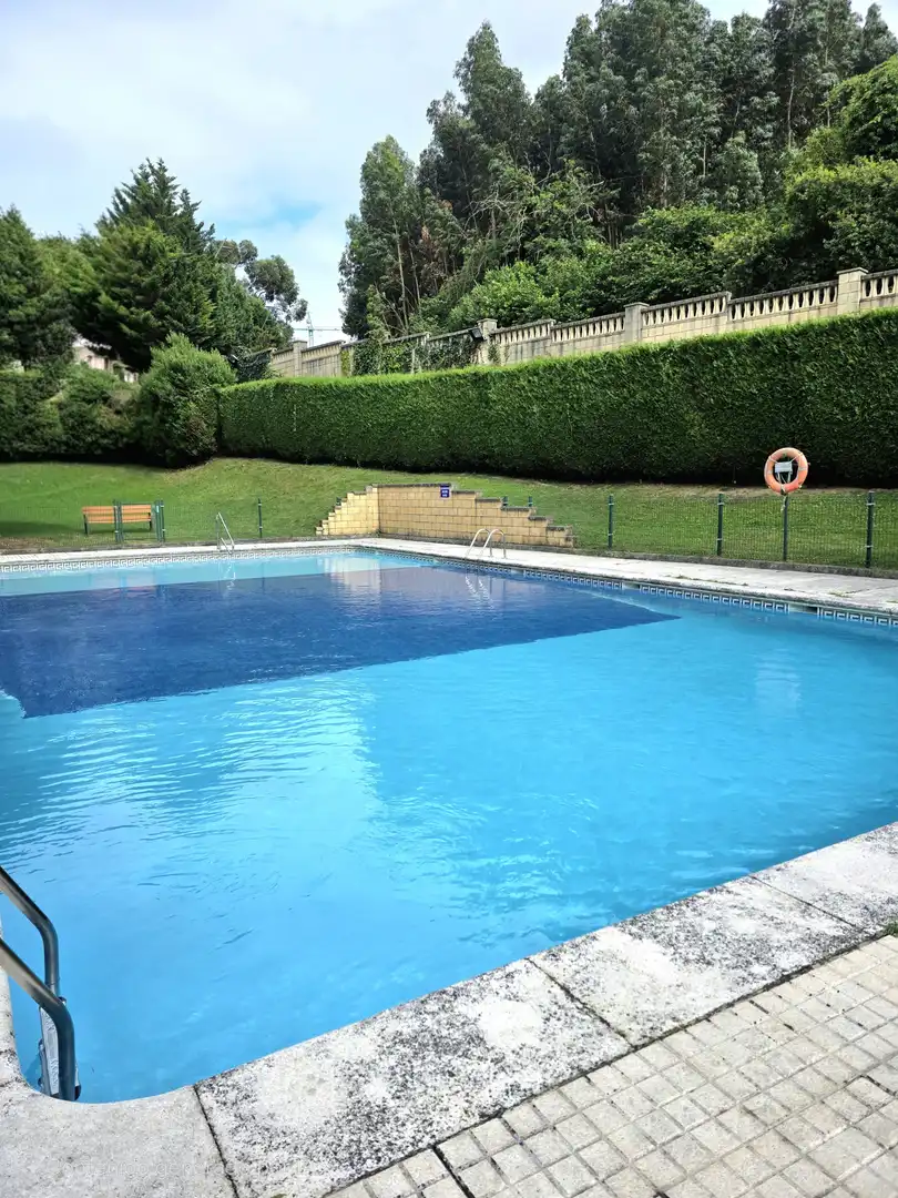 Schwimmbecken von Einfamilien-Reihenhaus zum Verkauf in Castro-Urdiales mit Heizung, Privatgarten und Parkett