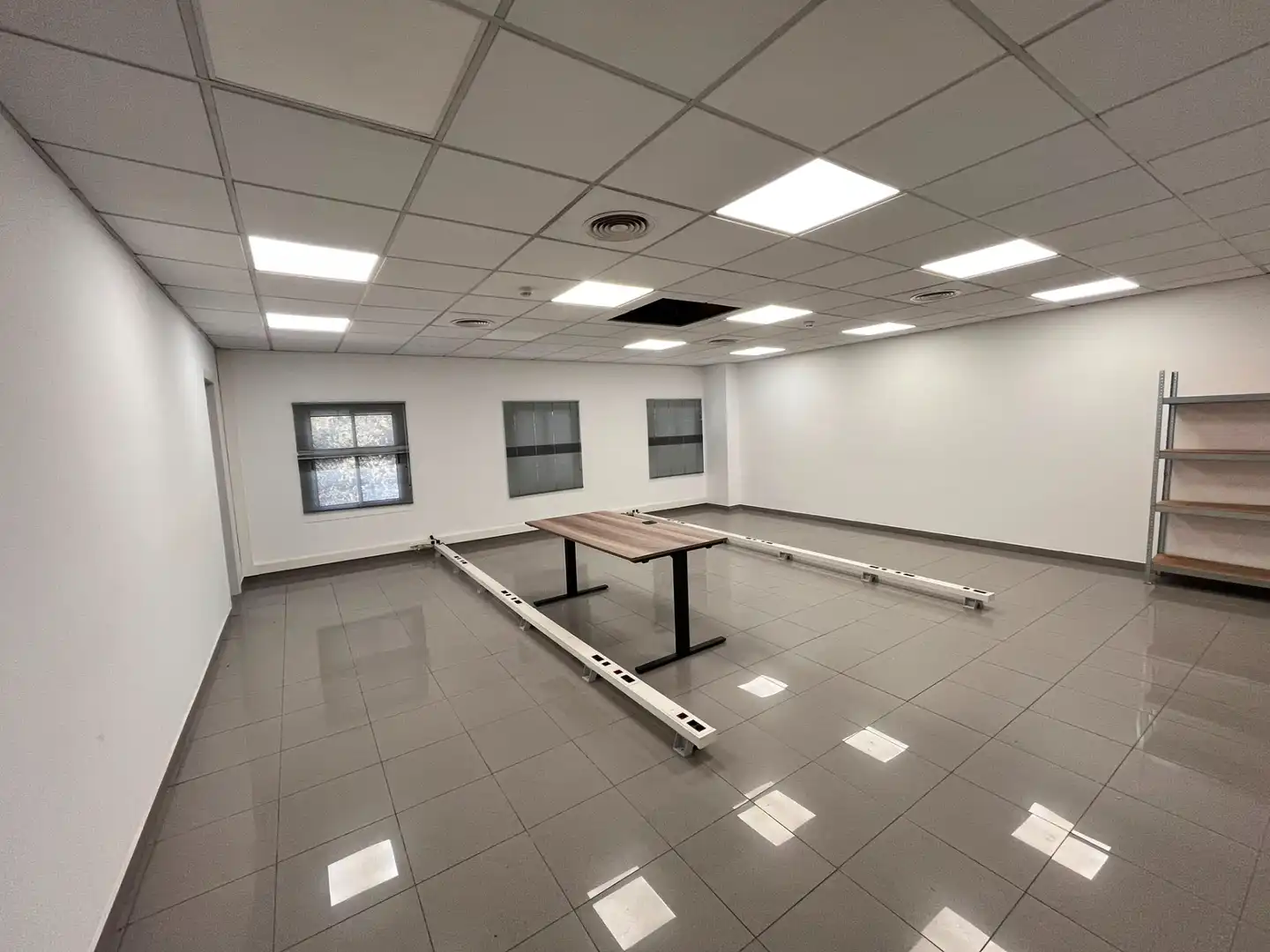 Nau industrial de lloguer en Barcelona amb Calefacció i Alarma