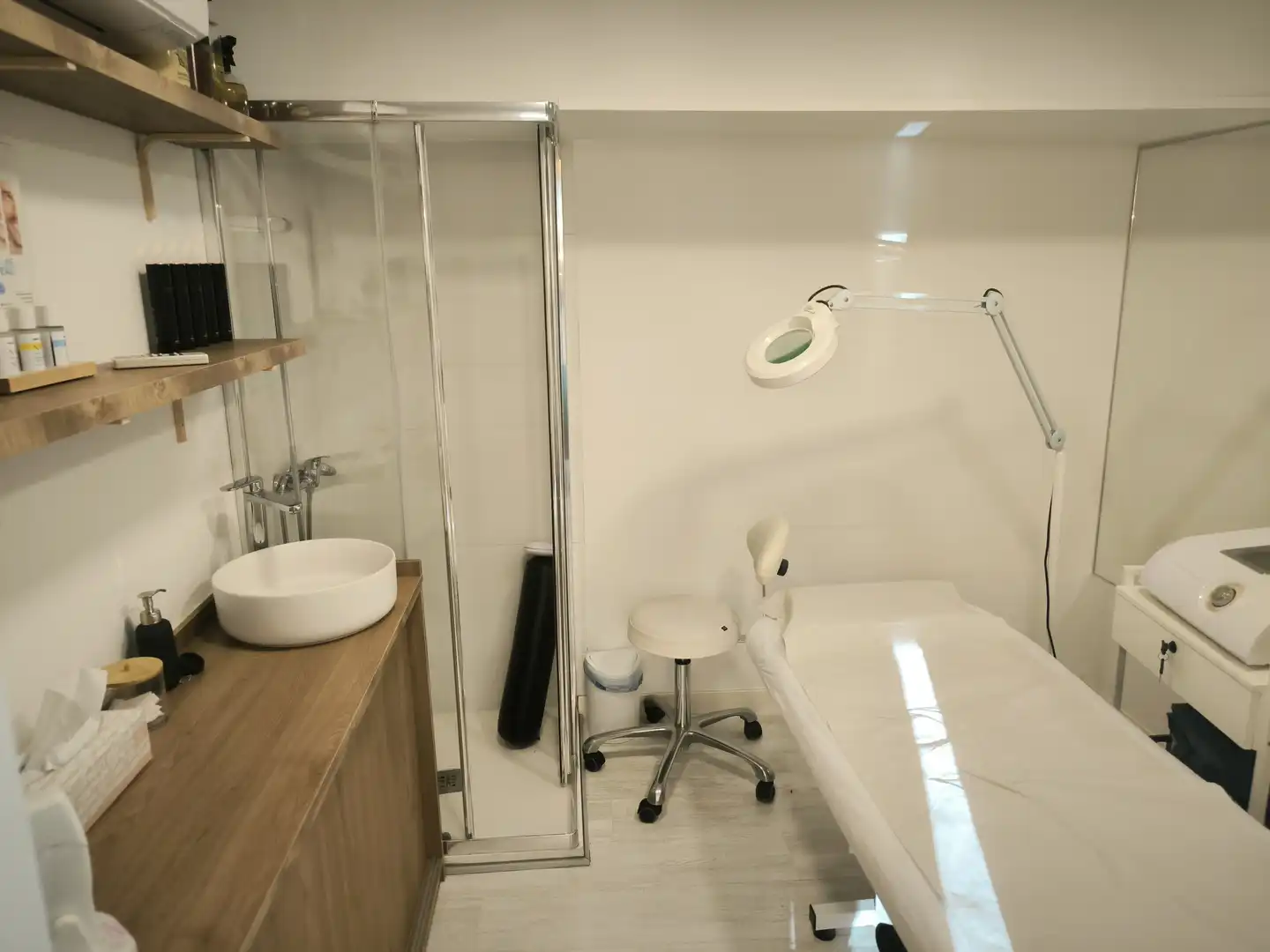 Bathroom of Commercial properties for rent in Madrid  with Air Conditioner, Heating and Parquet flooring