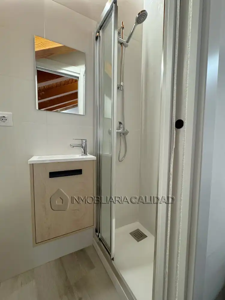 Baño de Piso de alquiler en Burgos con Calefacción y Amueblado