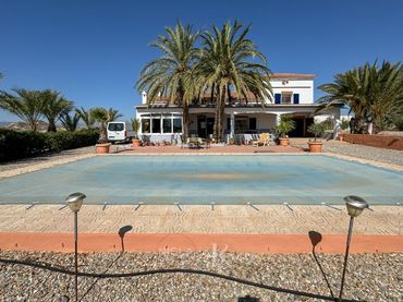 Casa rústica amb piscina en venda a Diseminados Cunas Las