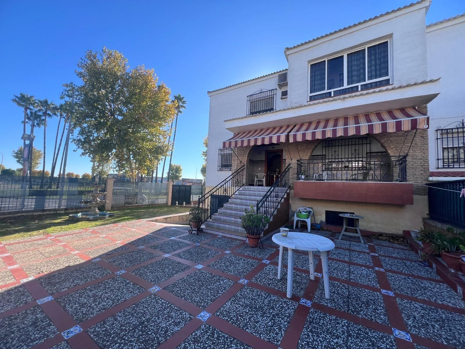 Vista exterior de Casa adosada en venda en Dos Hermanas amb Aire condicionat, Jardí privat i Terrassa