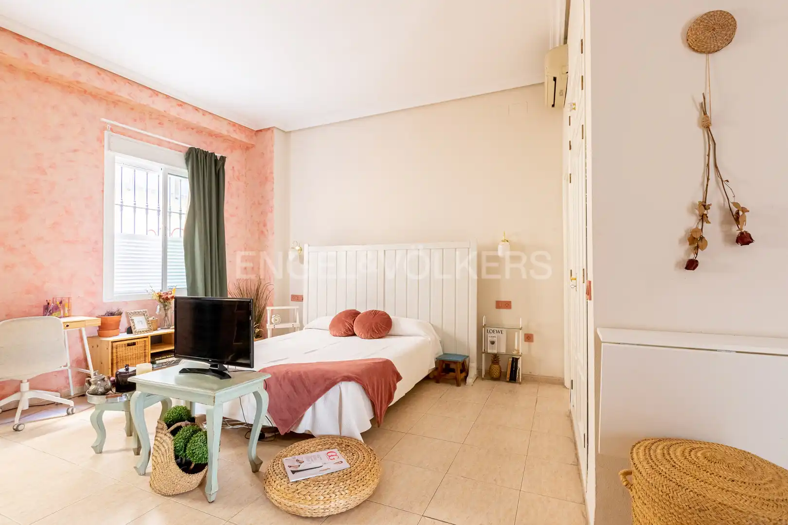 Study for rent in Santa Catalina
