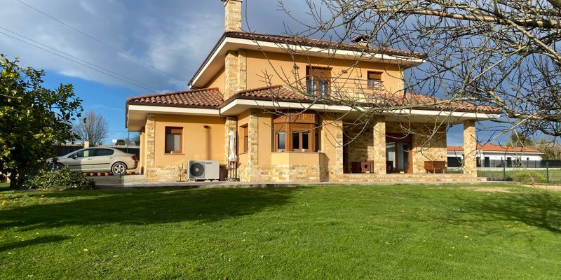 Vista exterior de Casa o xalet en venda en Siero amb Jardí privat, Terrassa i Traster