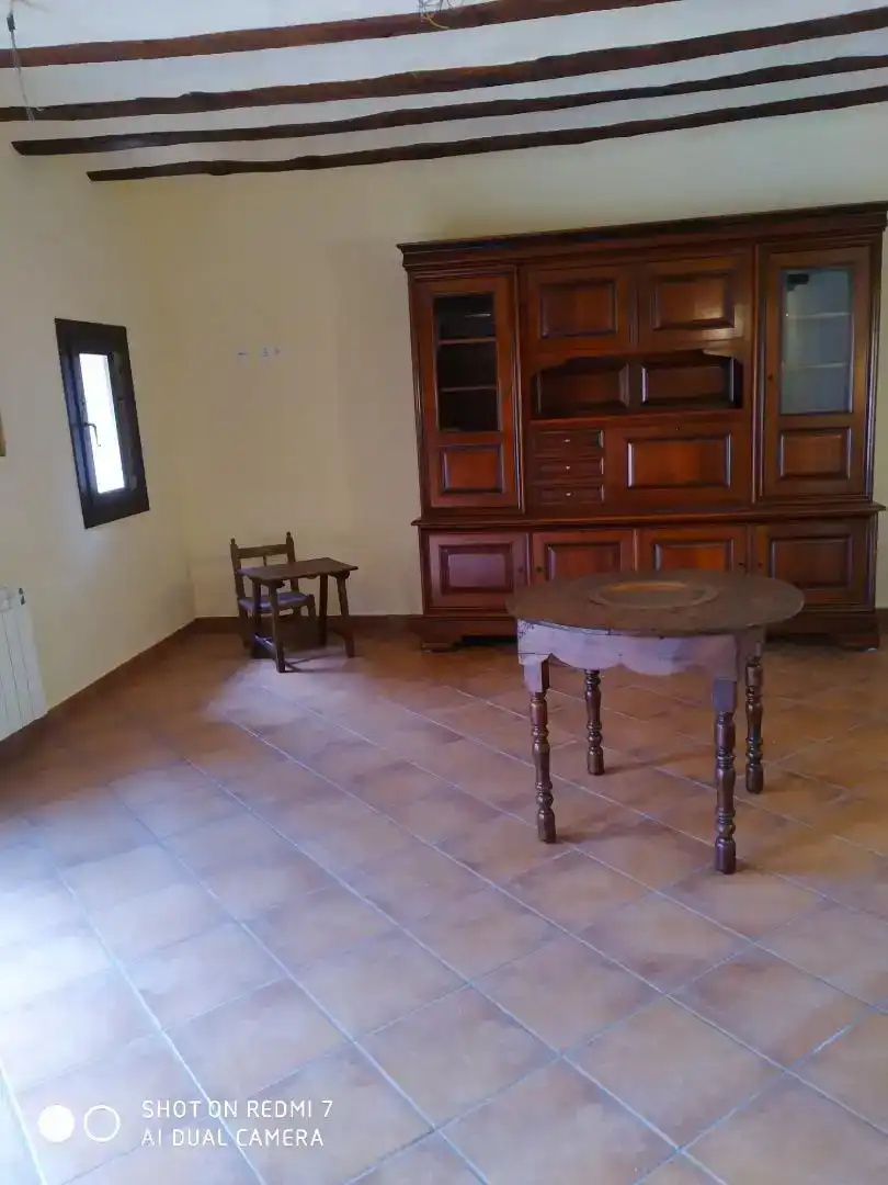 Sala d'estar de Casa adosada en venda en Castellote amb Parquet, Traster i Moblat