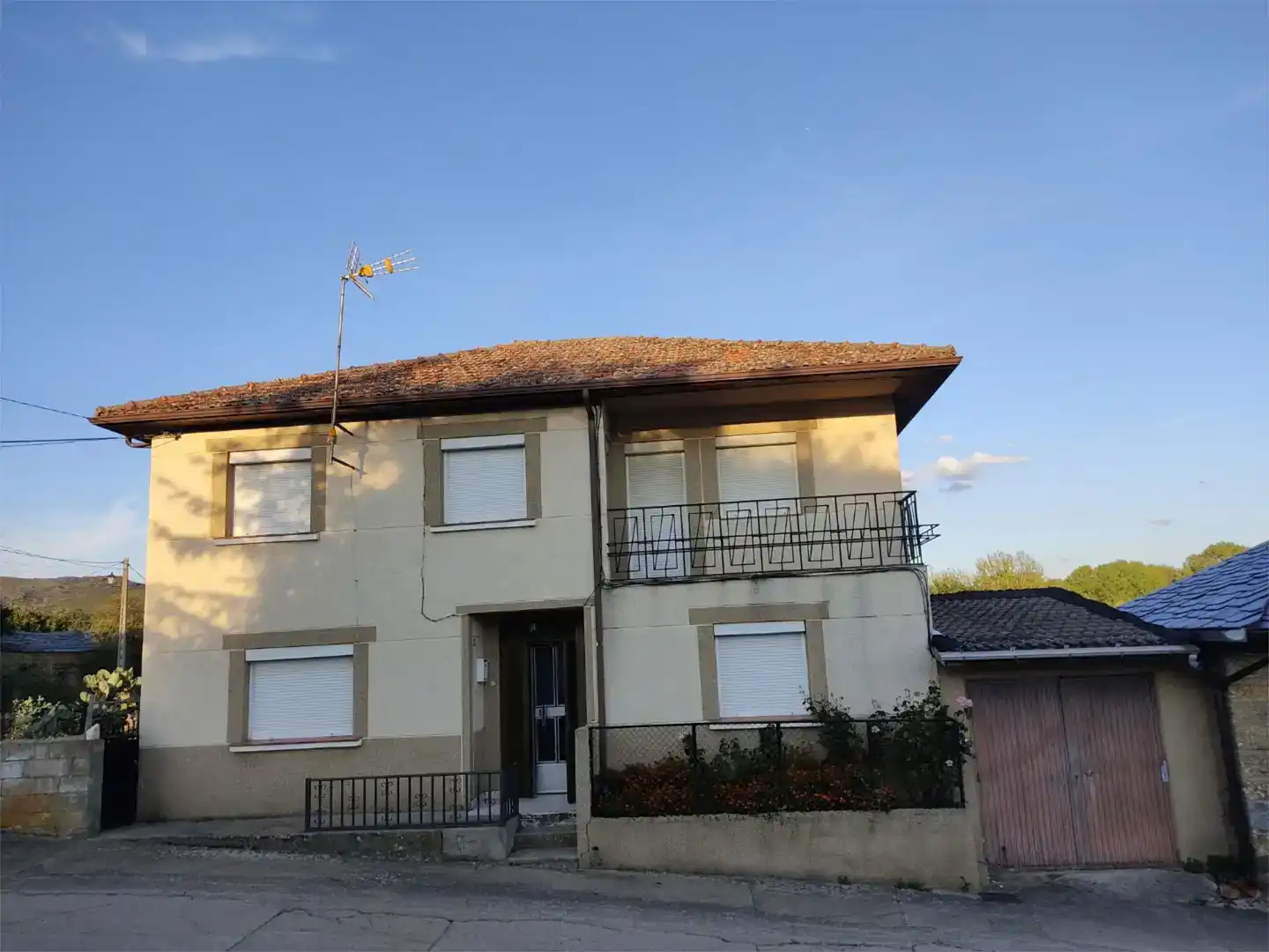 Vista exterior de Casa o chalet en venta en Muelas de los Caballeros con Trastero, Horno y Lavadora