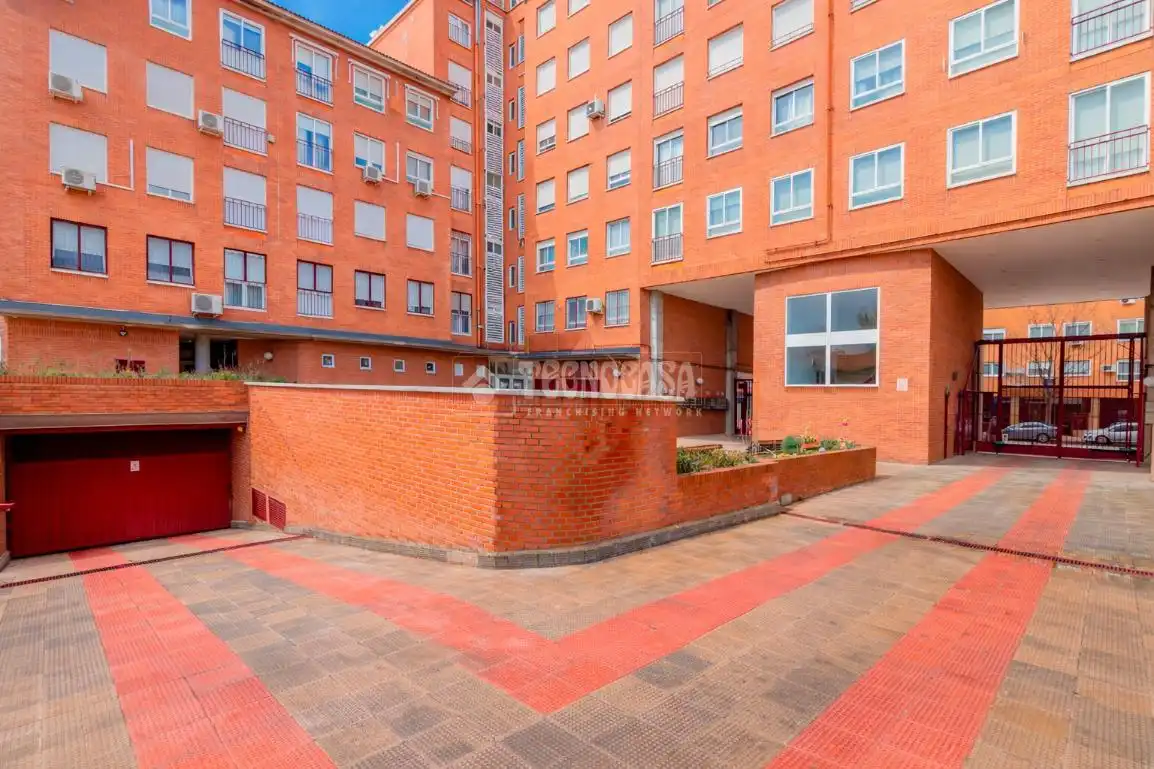 Vista exterior de Piso en venta en Madrid con Trastero y Amueblado