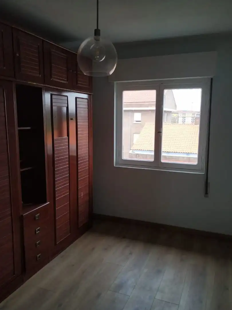 Schlafzimmer von Wohnung zur Miete in Avilés mit Heizung, Parkett und Abstellraum