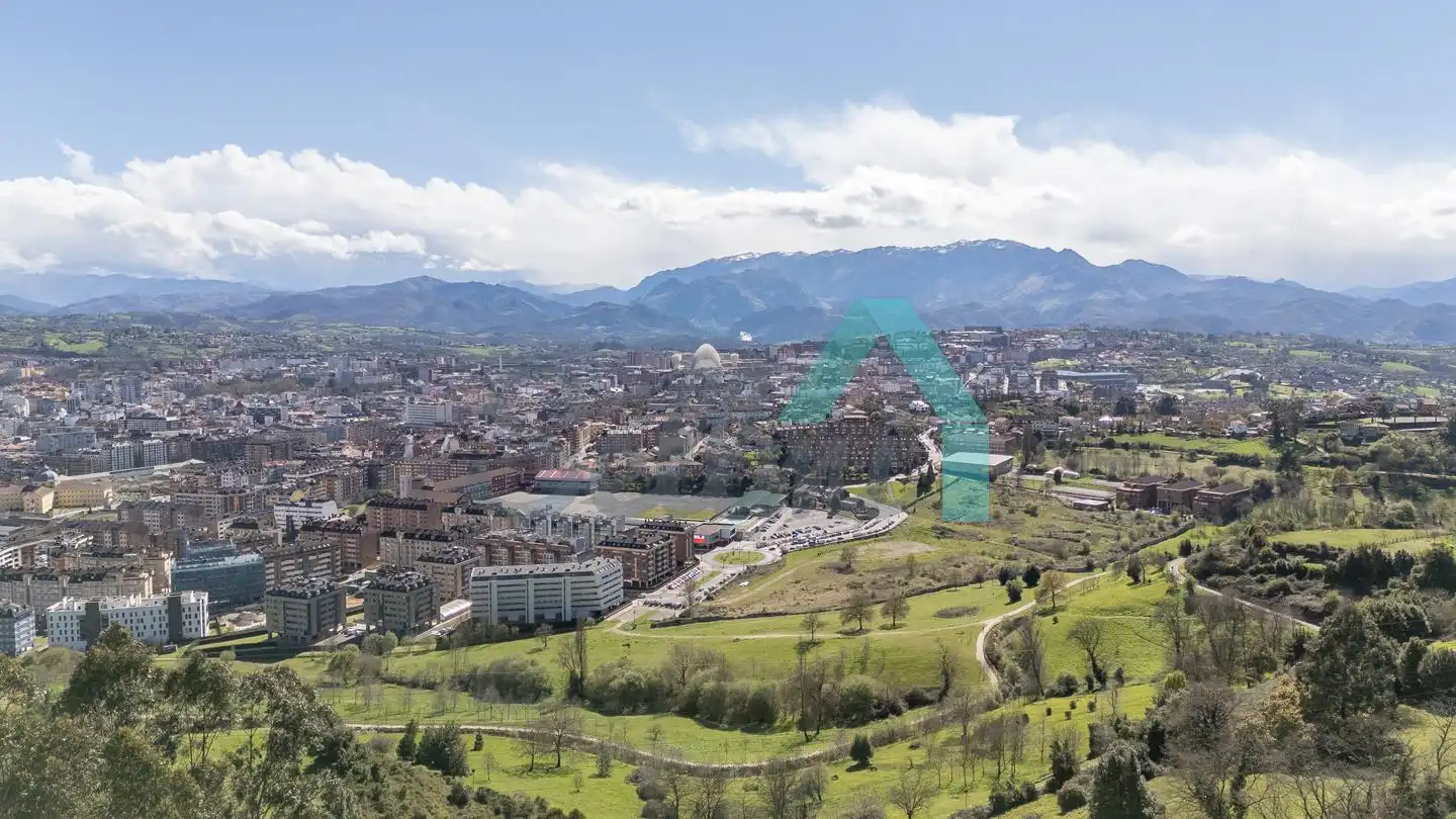 Vista exterior de Casa o xalet en venda en Oviedo  amb Jardí privat, Terrassa i Traster