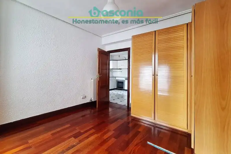 Habitación de Piso en venta en Basauri  con Calefacción, Amueblado y Balcón