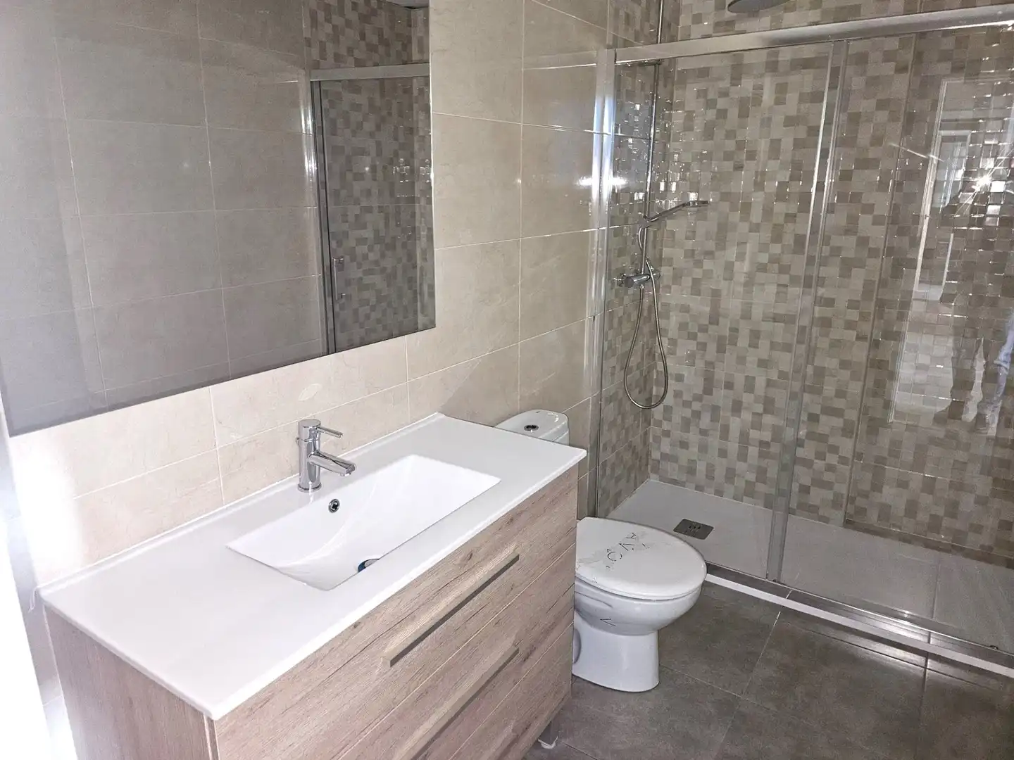 Baño de Oficina de alquiler en Azuqueca de Henares con Aire acondicionado, Calefacción y Trastero