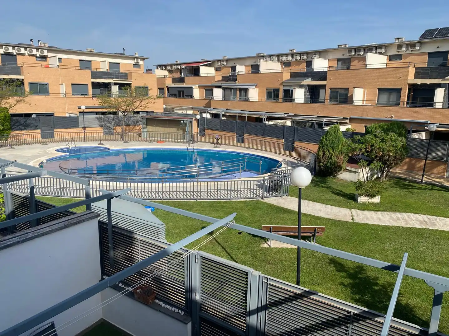 Piscina de Casa adosada en venda en  Albacete Capital amb Aire condicionat, Calefacció i Jardí privat