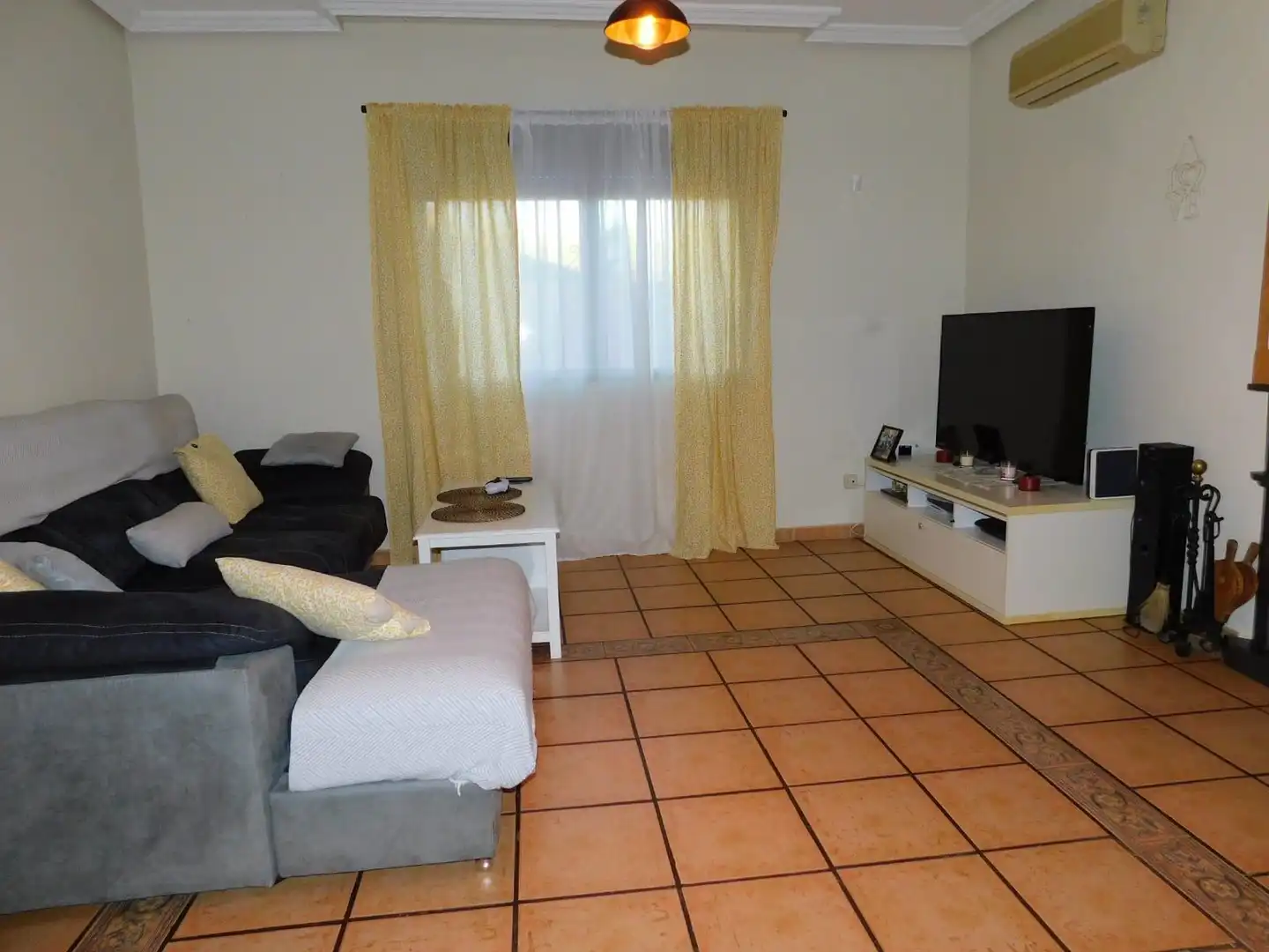 Sala de estar de Casa o chalet en venta en Palomeque con Aire acondicionado, Calefacción y Jardín privado