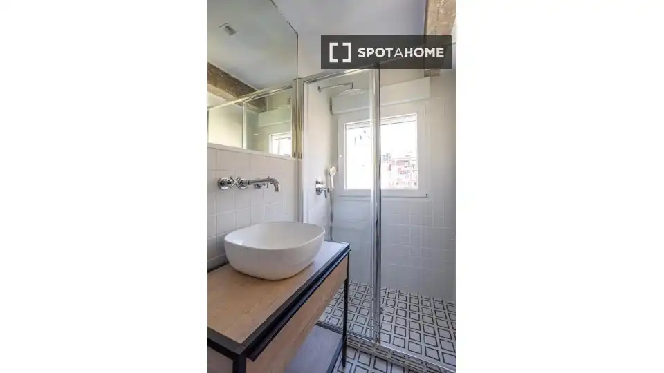 Bathroom of Flat for rent in Madrid  with Air Conditioner, Heating and Furnished