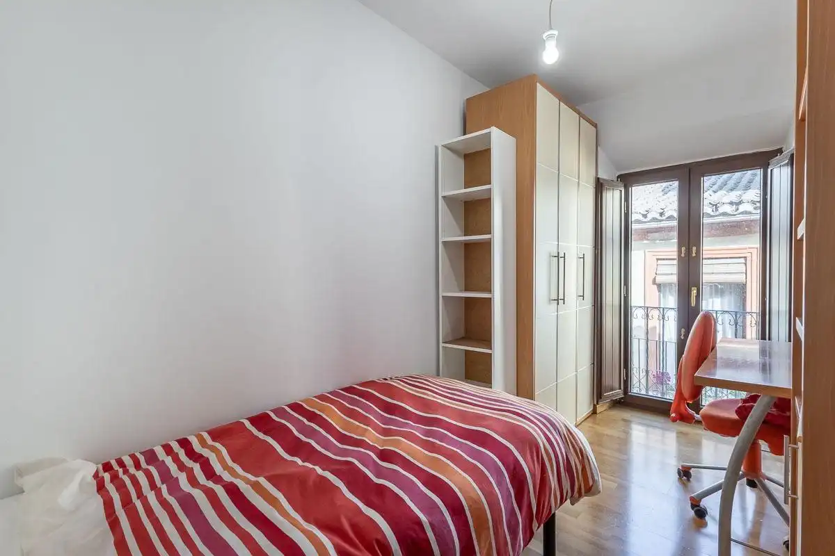 Habitación de Piso de alquiler en Granada con Aire acondicionado, Calefacción y Amueblado