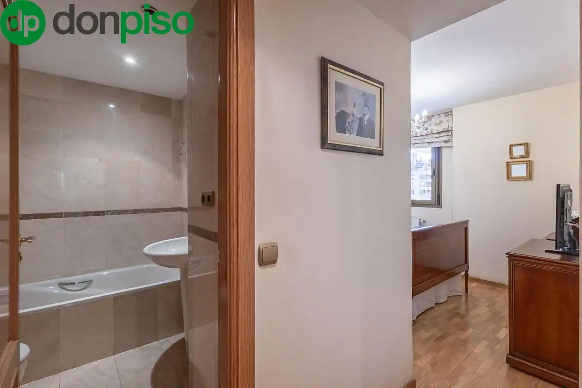 Bathroom of Flat for sale in Granada