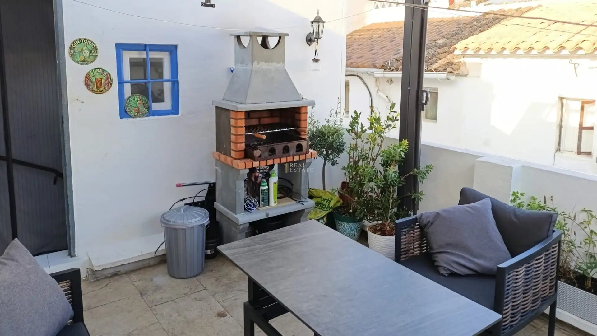 Terrasse von Einfamilien-Reihenhaus zum Verkauf in Oliva mit Klimaanlage, Abstellraum und Whirlpool