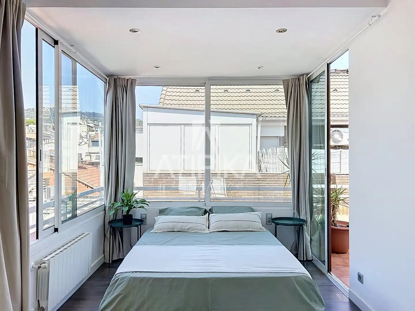 Schlafzimmer von Dachboden zur Miete in Barcelona mit Klimaanlage, Heizung und Terrasse