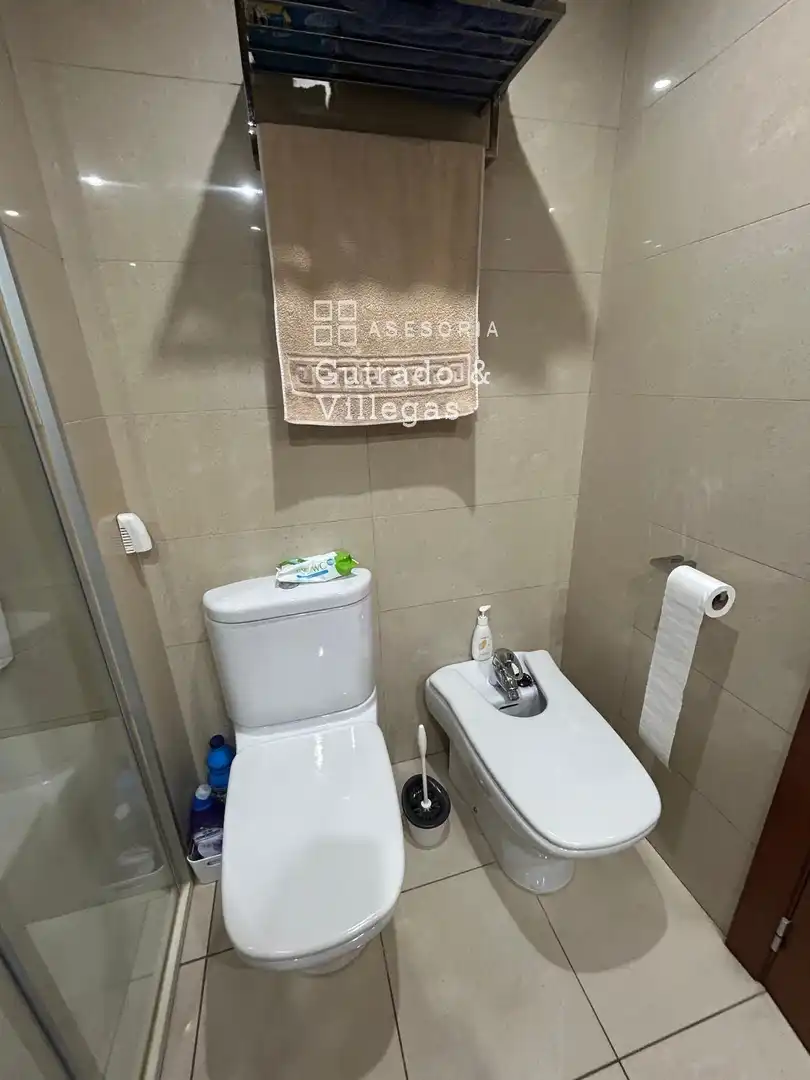 Badezimmer von Wohnung zum Verkauf in Barcelona mit Klimaanlage und Terrasse