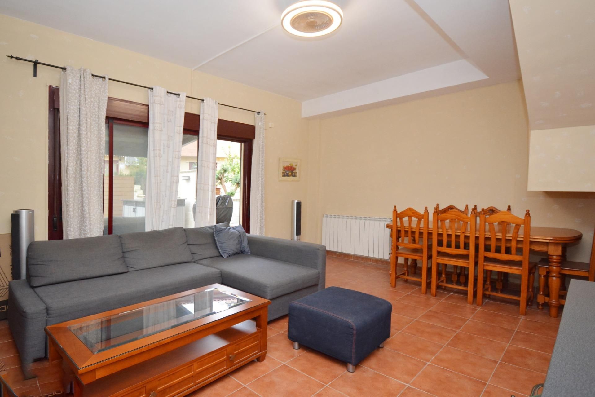 Sala de estar de Casa adosada en venta en La Puebla de Alfindén con Aire acondicionado, Calefacción y Jardín privado