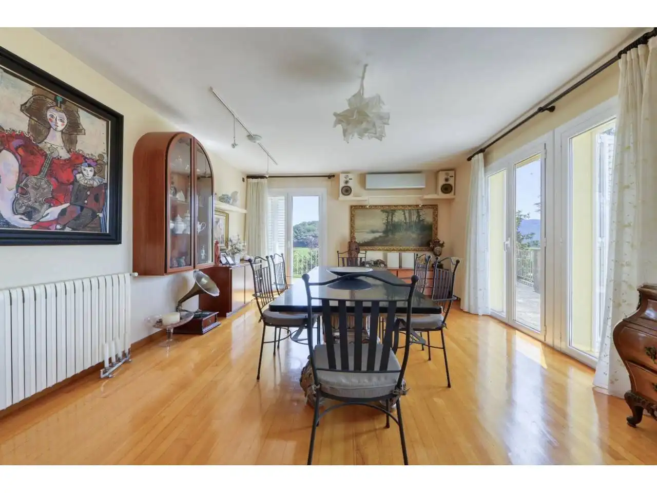Comedor de Casa o chalet en venta en La Vall d'en Bas con Calefacción, Jardín privado y Parquet