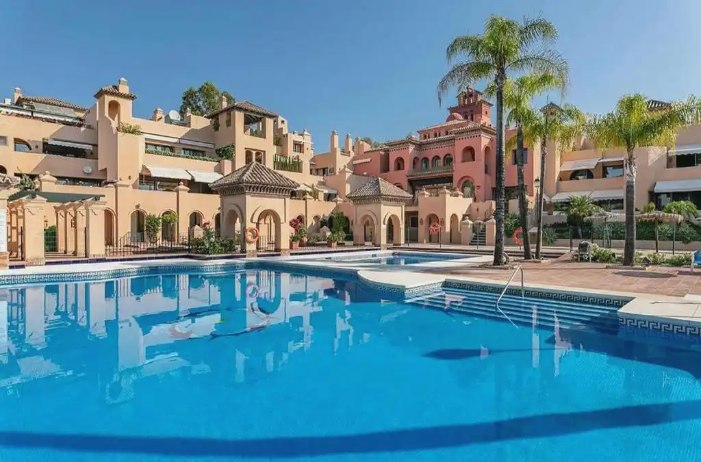 Außenansicht von Maisonette zum Verkauf in Estepona mit Klimaanlage, Heizung und Privatgarten